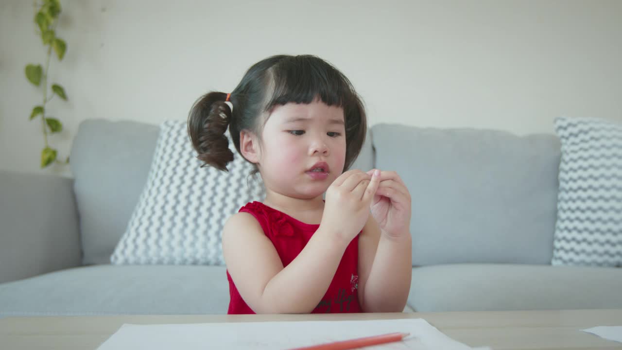 慢镜头ute asian girl holding vitamin C on hand and playing with innocence in home。视频素材