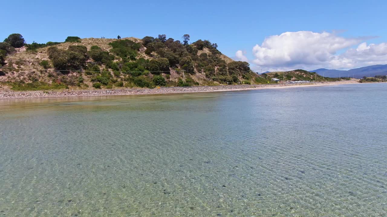 高空无人机在颈岛(Neck)飞行，颈岛是连接澳大利亚塔斯马尼亚南部布鲁尼岛(Bruny Island)南北的地峡，提供360度视野，是著名的旅游目的地。视频素材