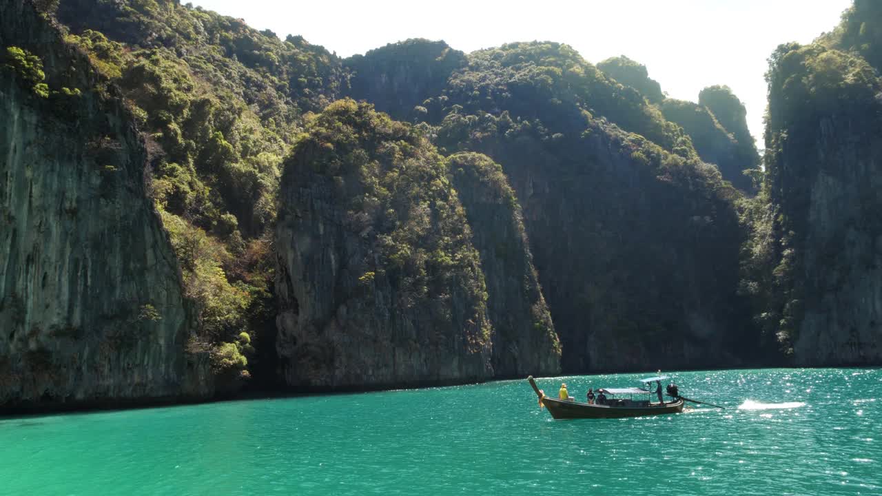 泰国甲米省，玛雅湾，海滩上有长尾船和游客，皮皮莱岛视频素材