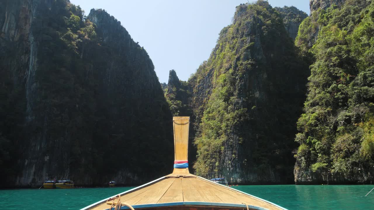 从传统的长尾木船看自然海景观玛雅湾海滩，皮皮莱岛，甲米省，泰国视频素材