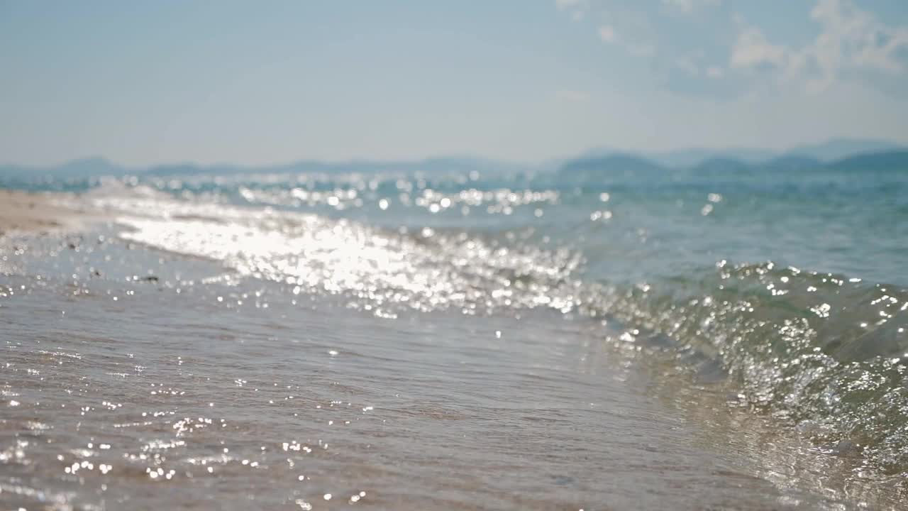 慢动作美丽干净的海滩与绿松石水和沙子。视频素材