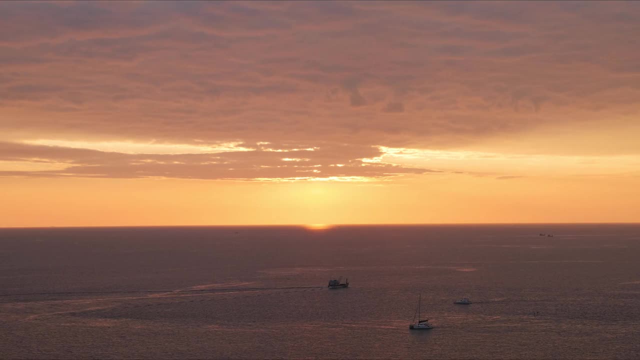 时光流逝，海面上五颜六色的夕阳。时间流逝，太阳下山了。视频素材