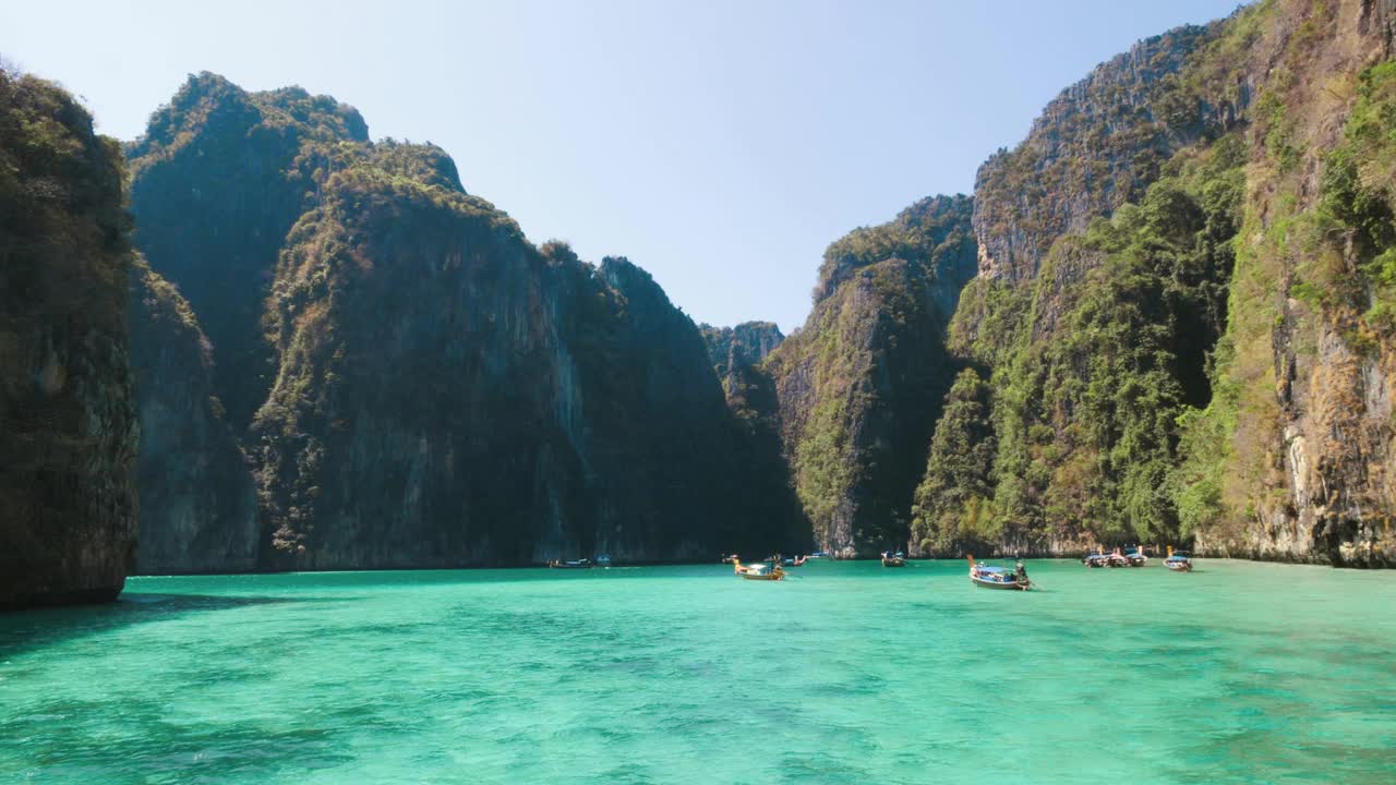 泰国甲米省，玛雅湾，海滩上有长尾船和游客，皮皮莱岛视频素材