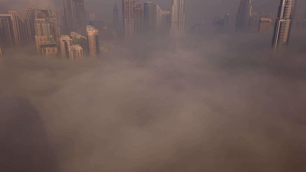 迪拜雾——哈利法塔和市中心视频素材