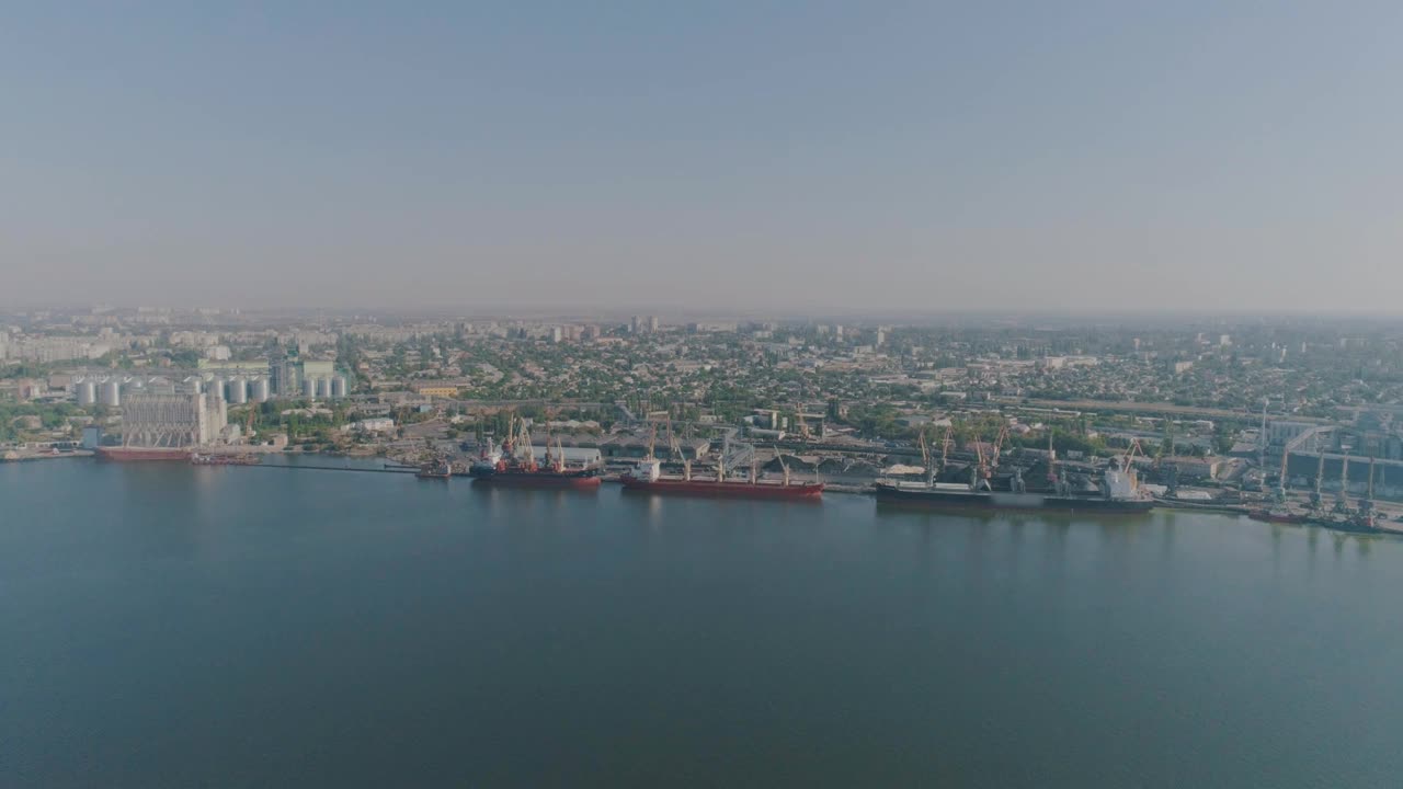 海港从空中。有大型船舶和起重机的货运港。视频素材