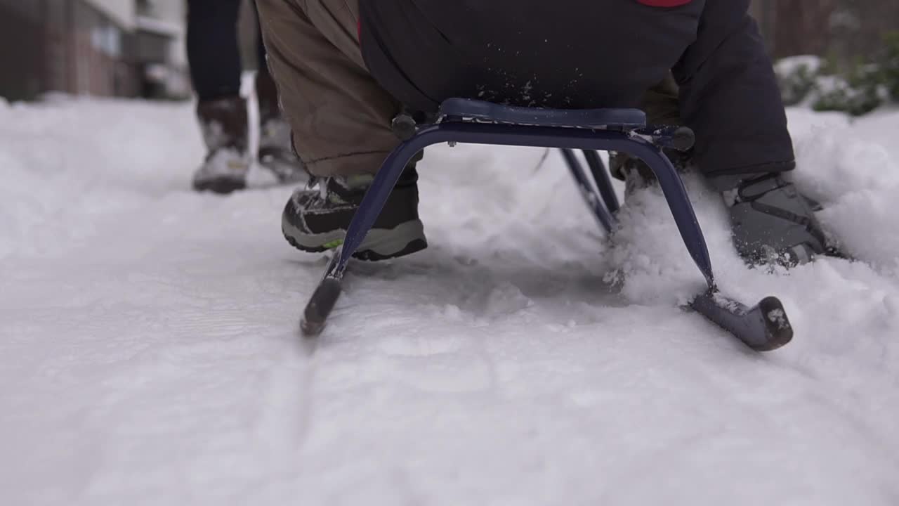 孩子们在冬天拉雪橇的特写。检疫期间娱乐。视频素材