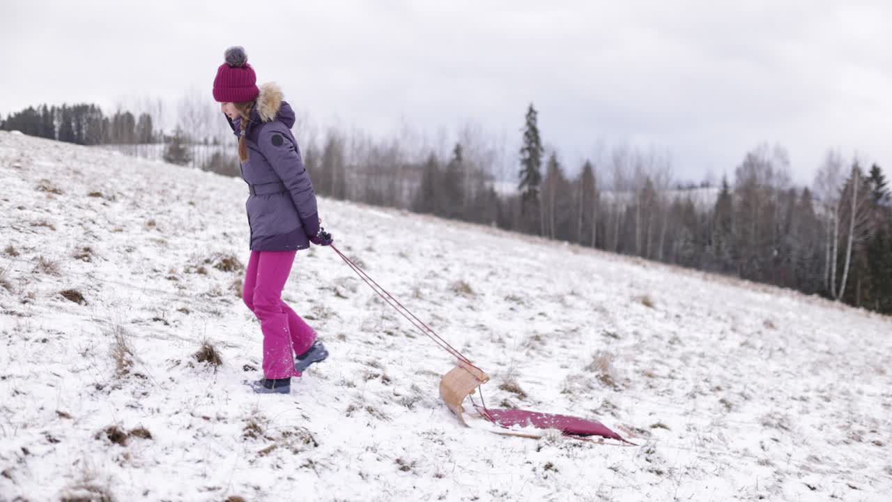 一个十几岁的女孩在山上滑雪视频素材