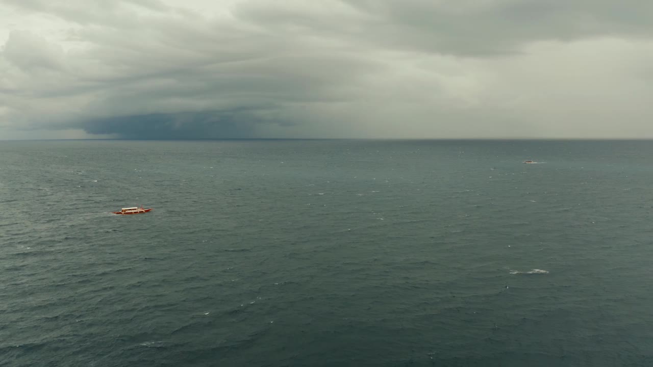 海景，蔚蓝的大海，云和岛屿的天空视频素材