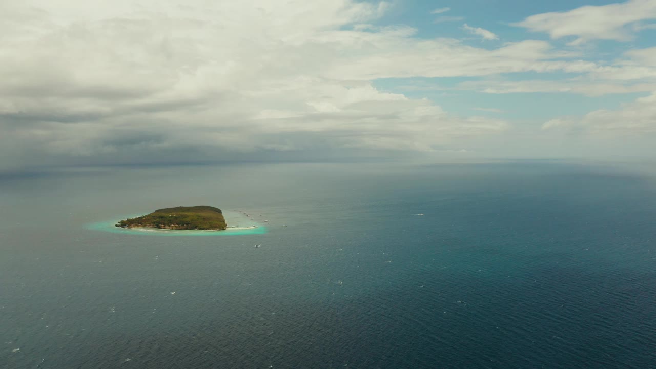 公海上的一个热带岛屿。Sumilon岛,菲律宾视频素材