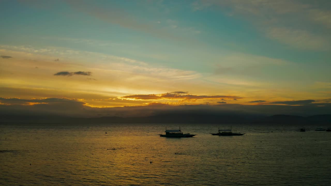 日落时海上多云的天空视频素材