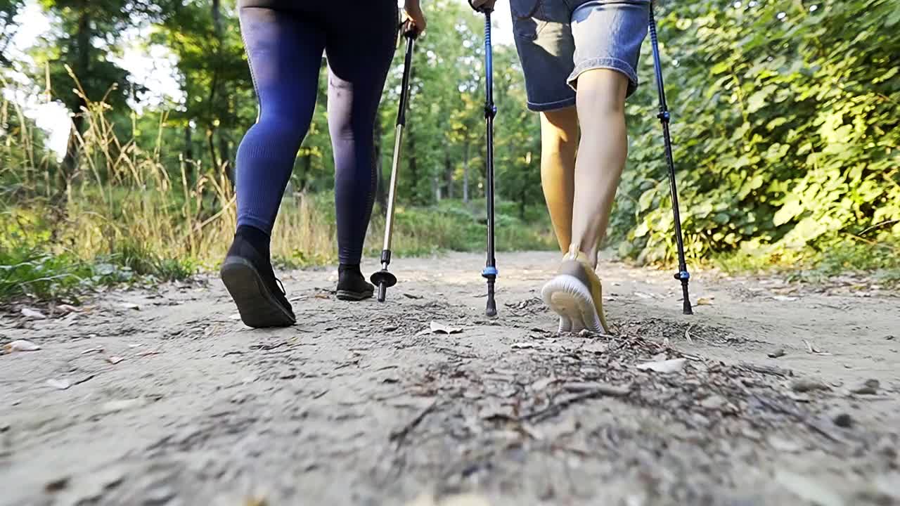 徒步女步行真山间小路，低角度拍摄视频素材