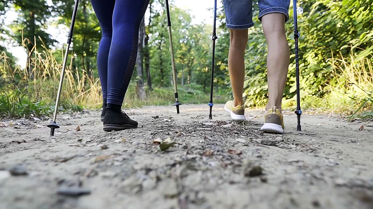 徒步女步行真山间小路，低角度拍摄视频素材