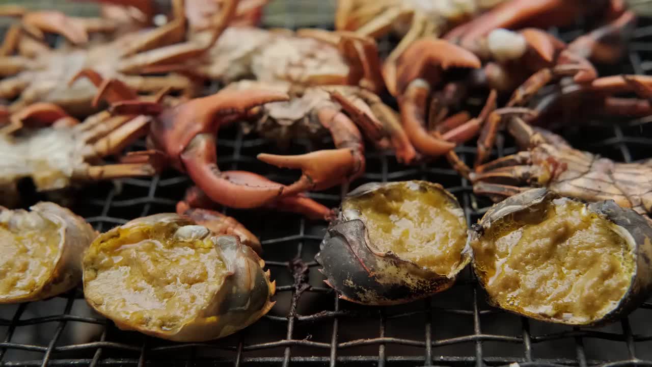 部分内野蟹最美味的烤炉上，食物是当地的泰国菜视频下载