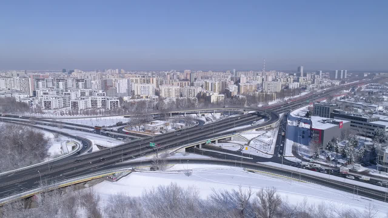 冬季有立交桥的大城市的交叉口。这个地区被雪覆盖着。视频素材