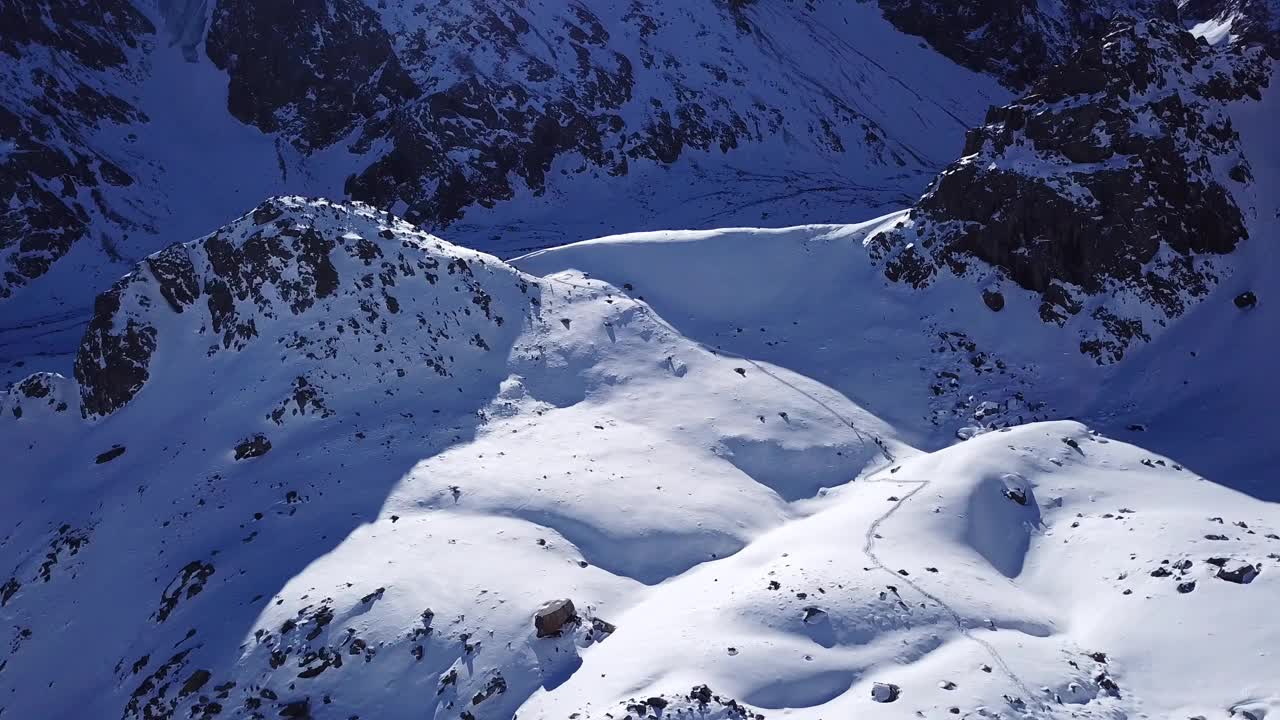 一群登山者在山里行走视频素材