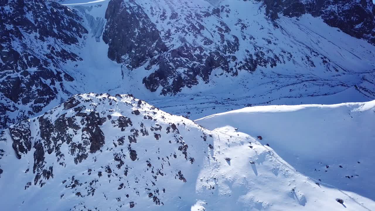 一群登山者在山里行走视频素材