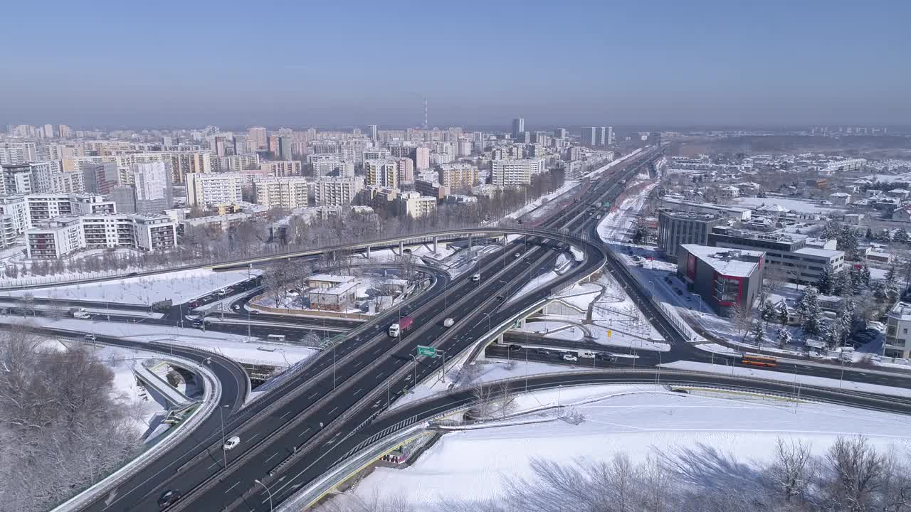 冬日里，华沙繁忙道路的十字路口。无人机拍摄的这片区域覆盖着雪。视频素材