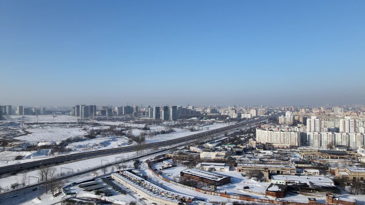 高速公路穿过大都市。冬天的风景。航拍城市景观。视频素材