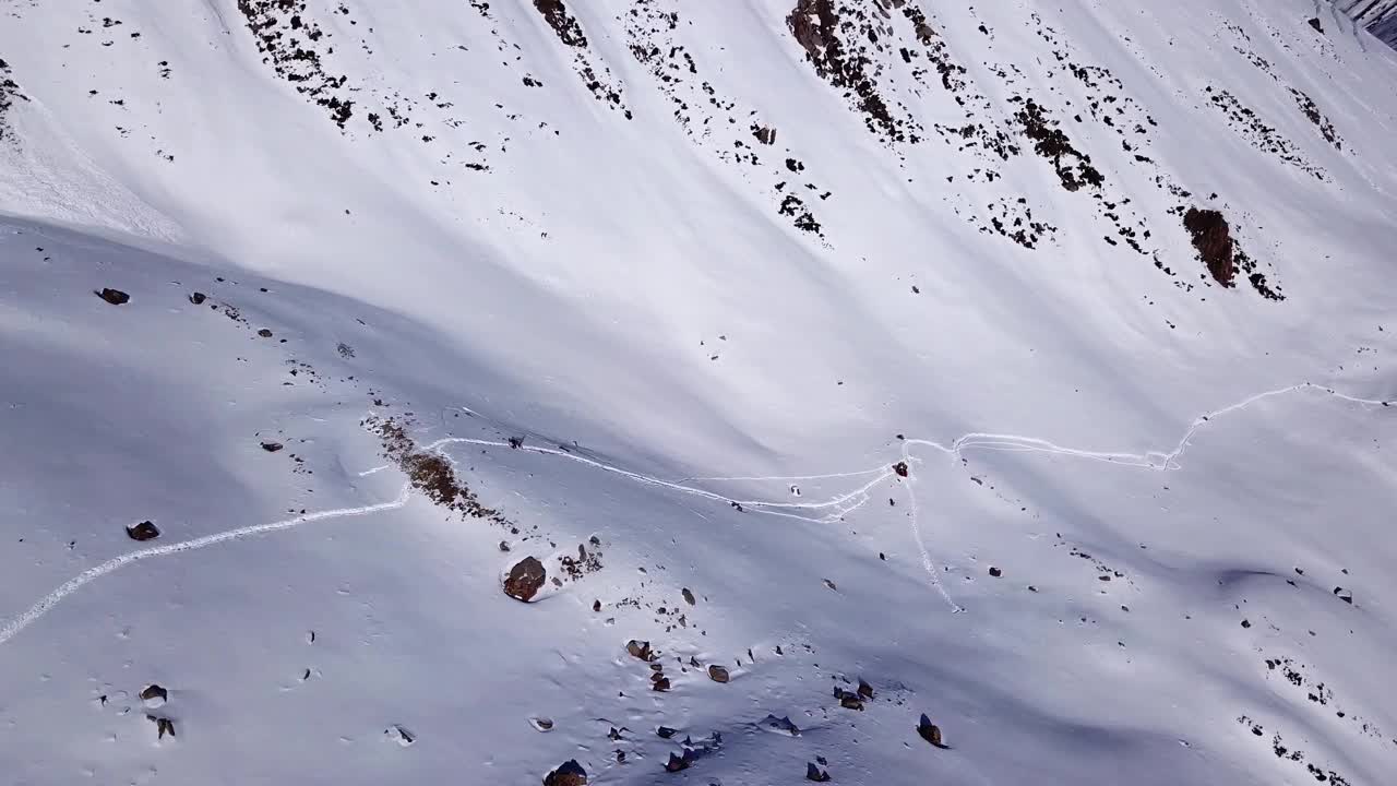 一群登山者在山里行走视频素材