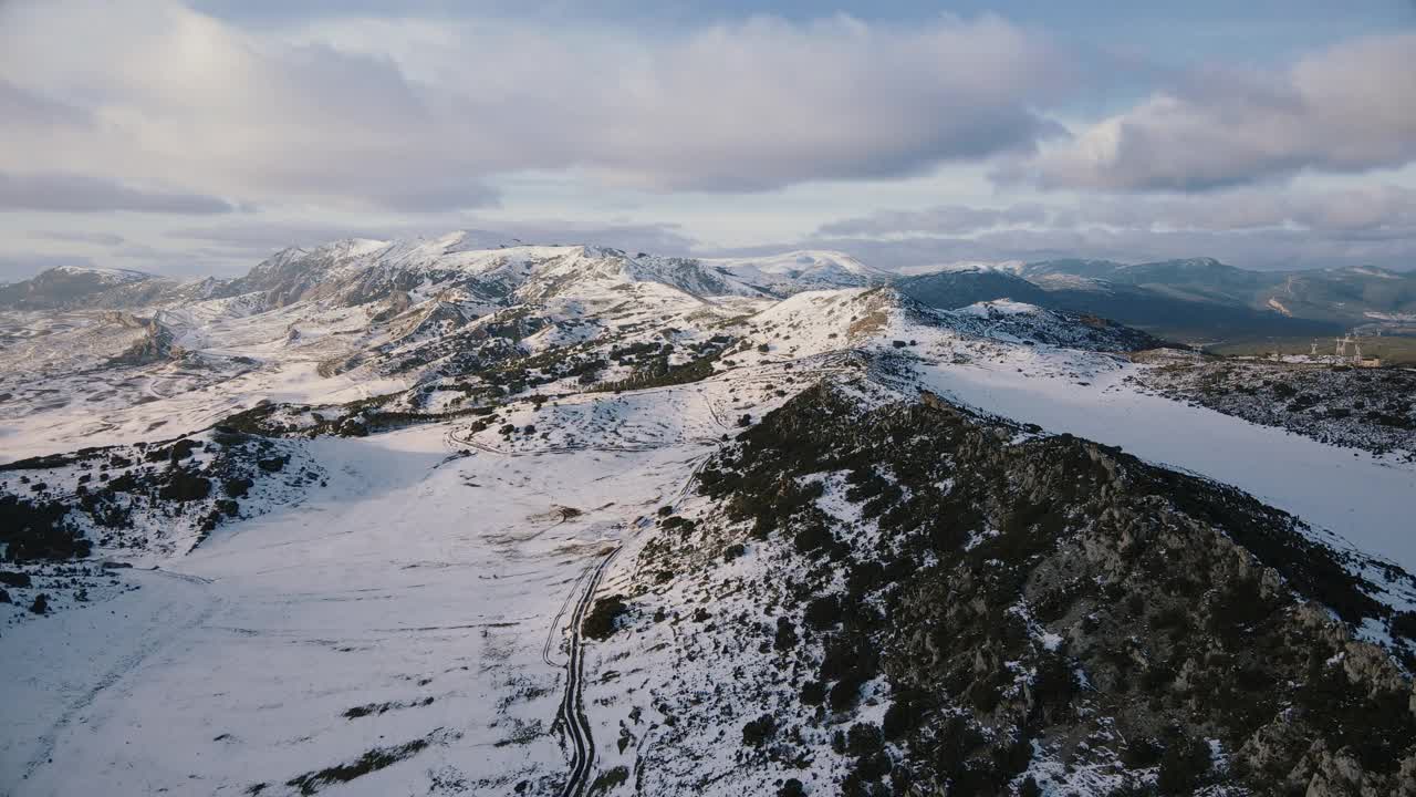 鸟瞰白雪覆盖的高山。高质量4k镜头视频素材