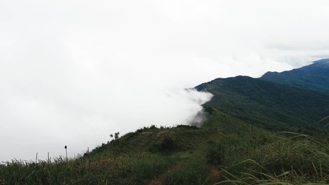 时光流逝的云和山脉视频素材