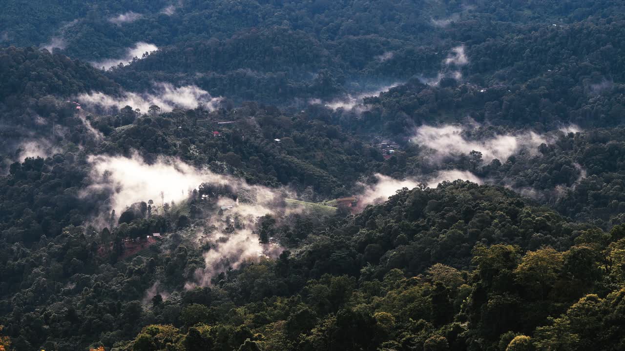 时光流逝的云和山脉视频素材