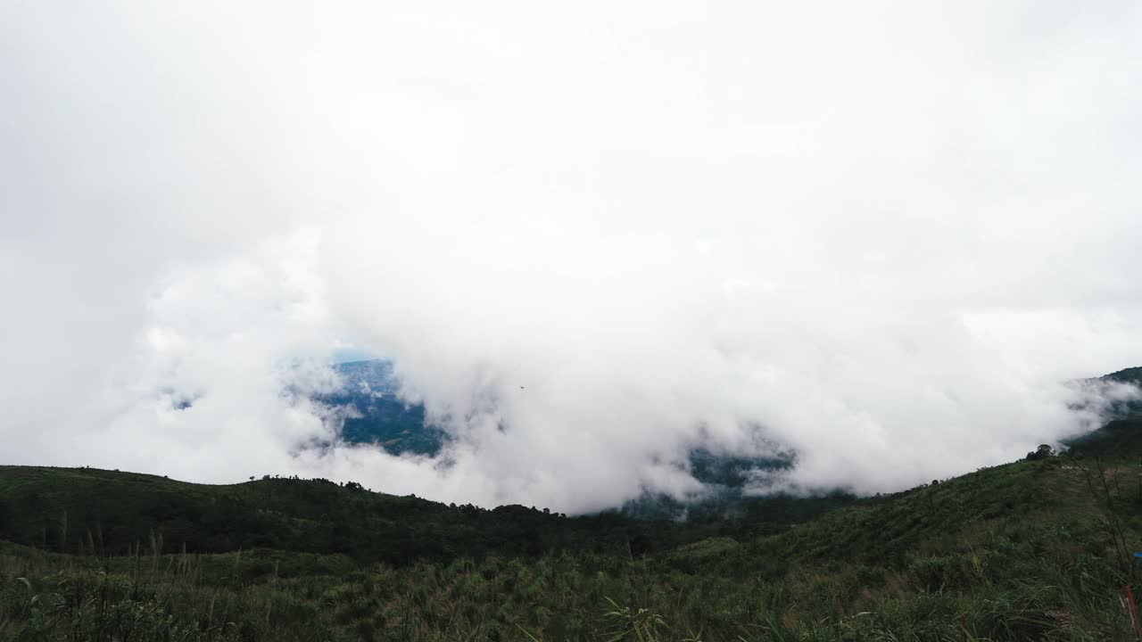 时光流逝的云和山脉视频素材