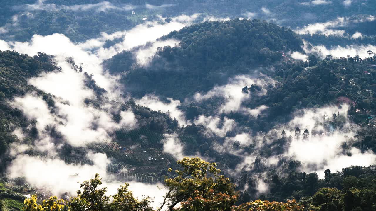 时光流逝的云和山脉视频素材