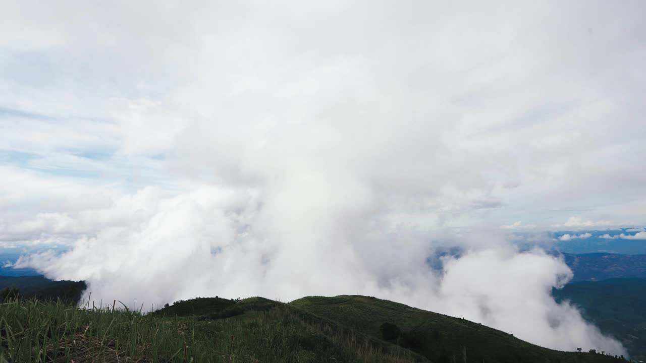 时光流逝的云和山脉视频素材