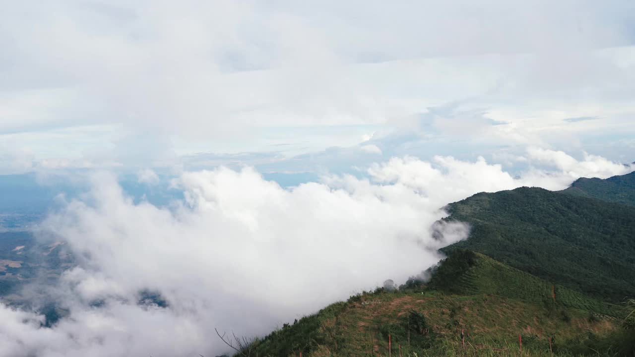 时光流逝的云和山脉视频素材