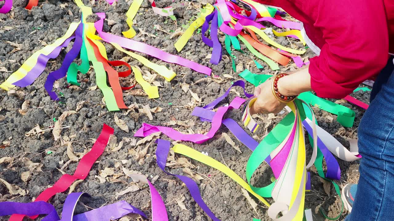 泰国人在清明节祭祖和祭祀的墓地祈祷视频素材