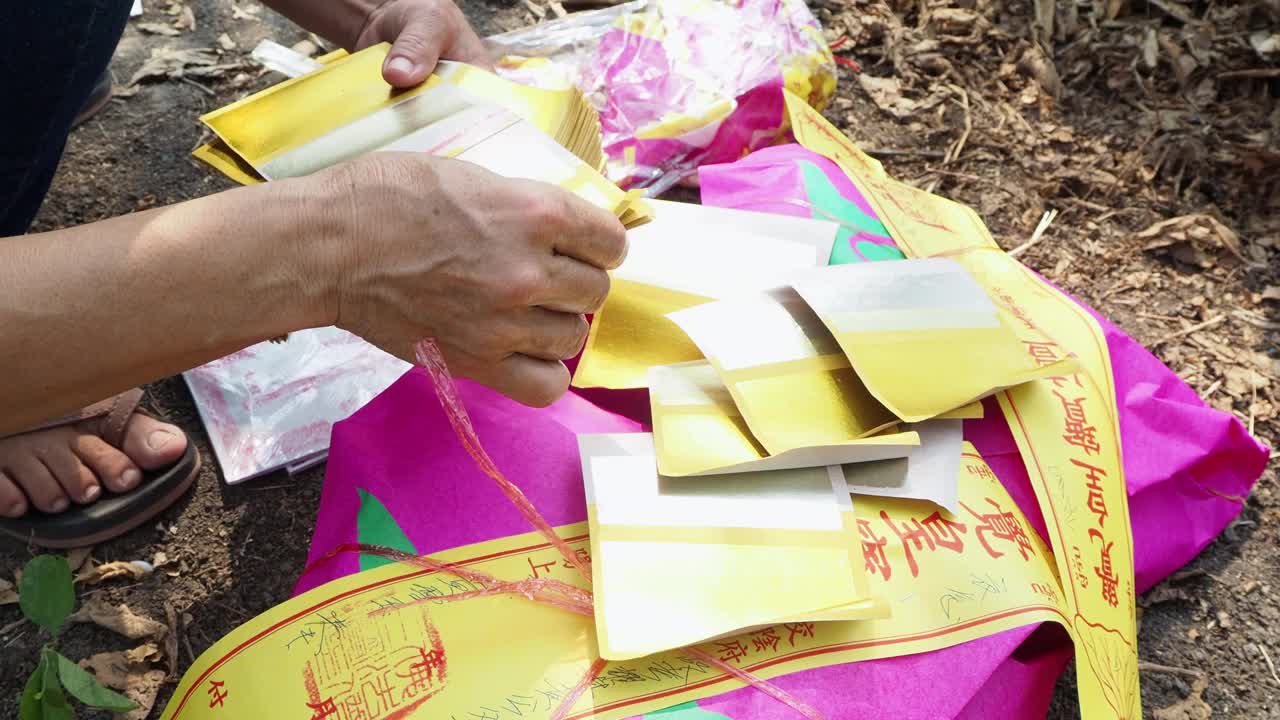 春节祭祖，烧纸金视频素材