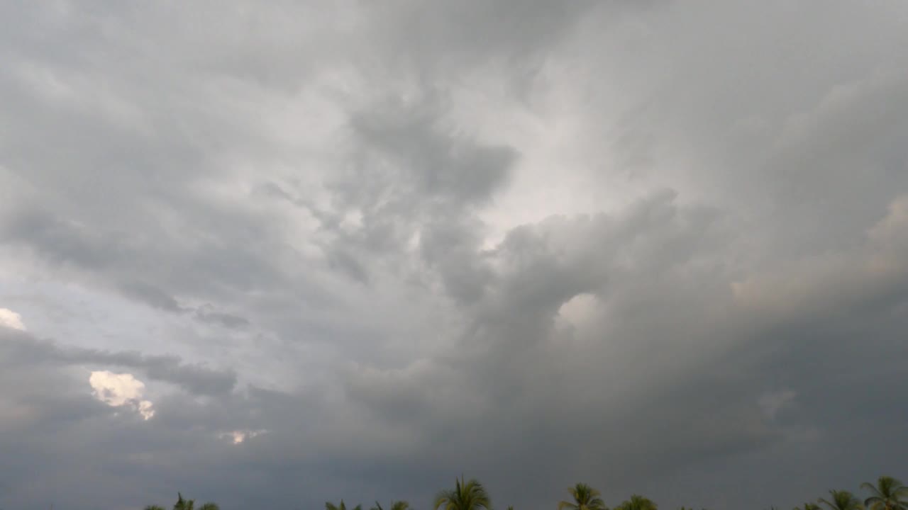 戏剧性的可怕的黑暗的雨暴风雨云，彩色的金灰色桔黄色云景观与水滴视频素材