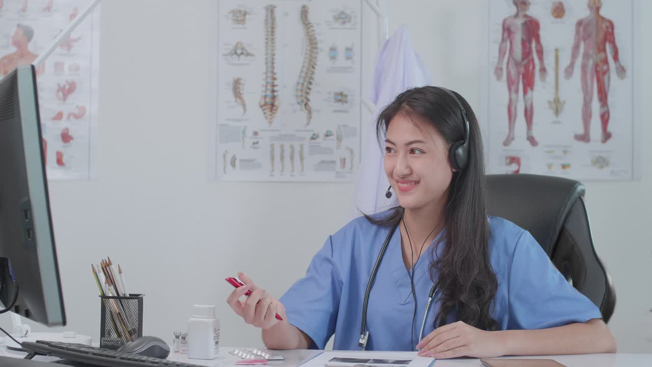 亚洲女医生通过视频聊天在线咨询患者视频素材