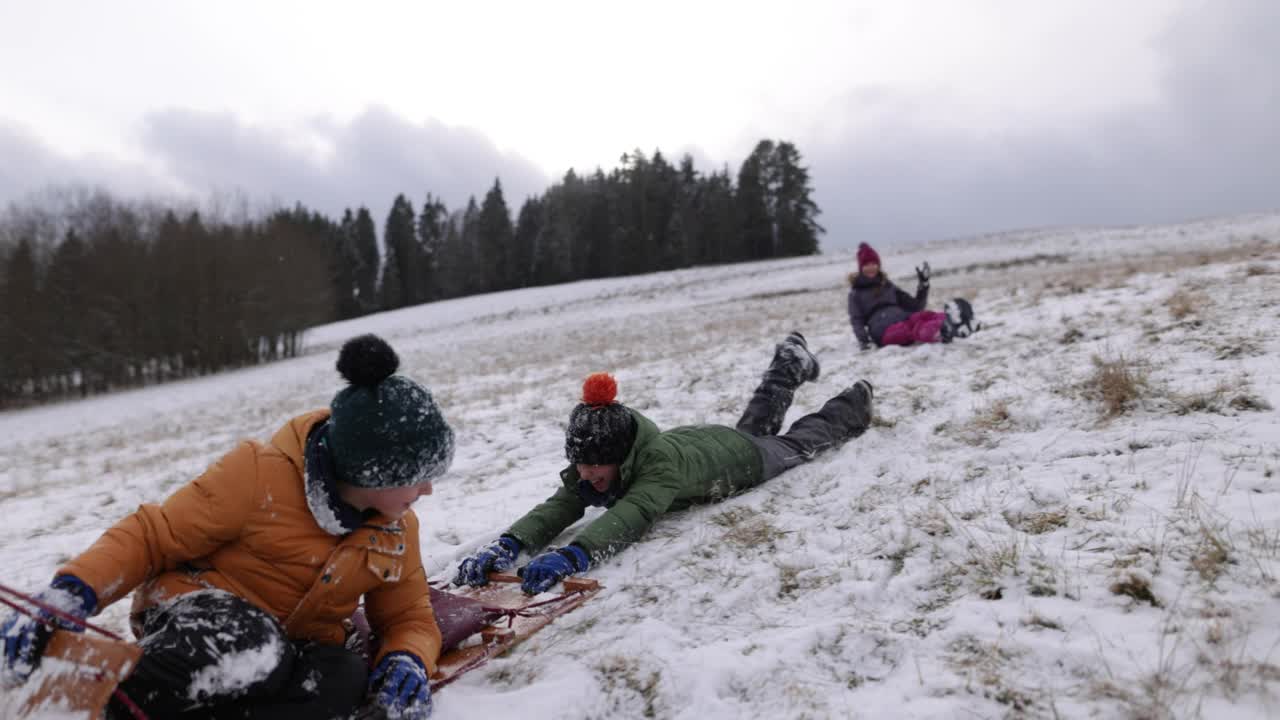 一家人在冬天玩雪橇视频素材