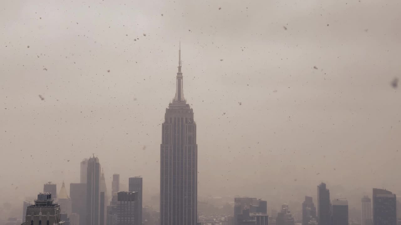 纽约的冬天，帝国大厦上正在下雪视频素材