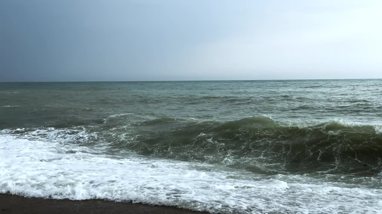 波涛汹涌的海面上冒着泡沫的波浪视频素材