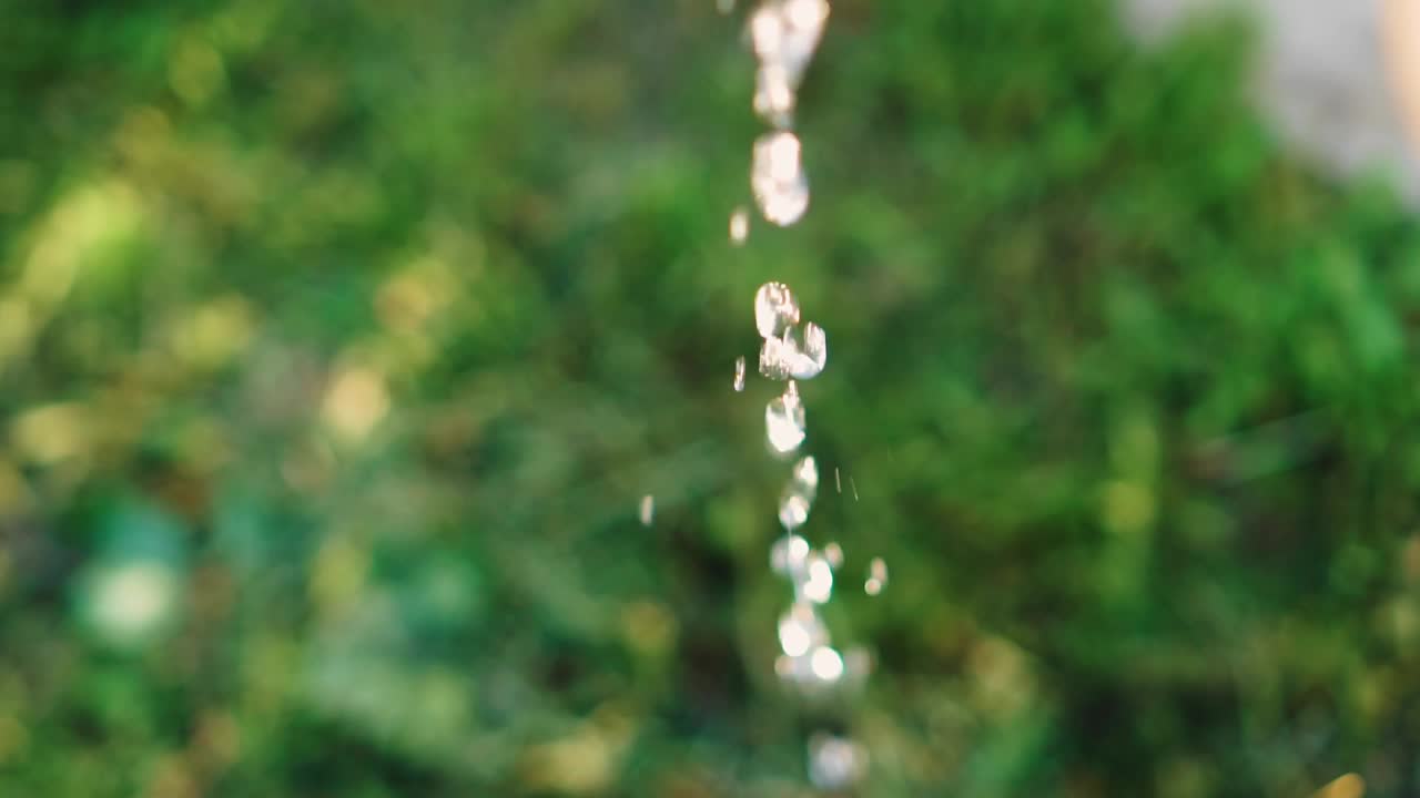 水从花园里的水龙头里流出来。光滑的射击。慢镜头帧视频素材