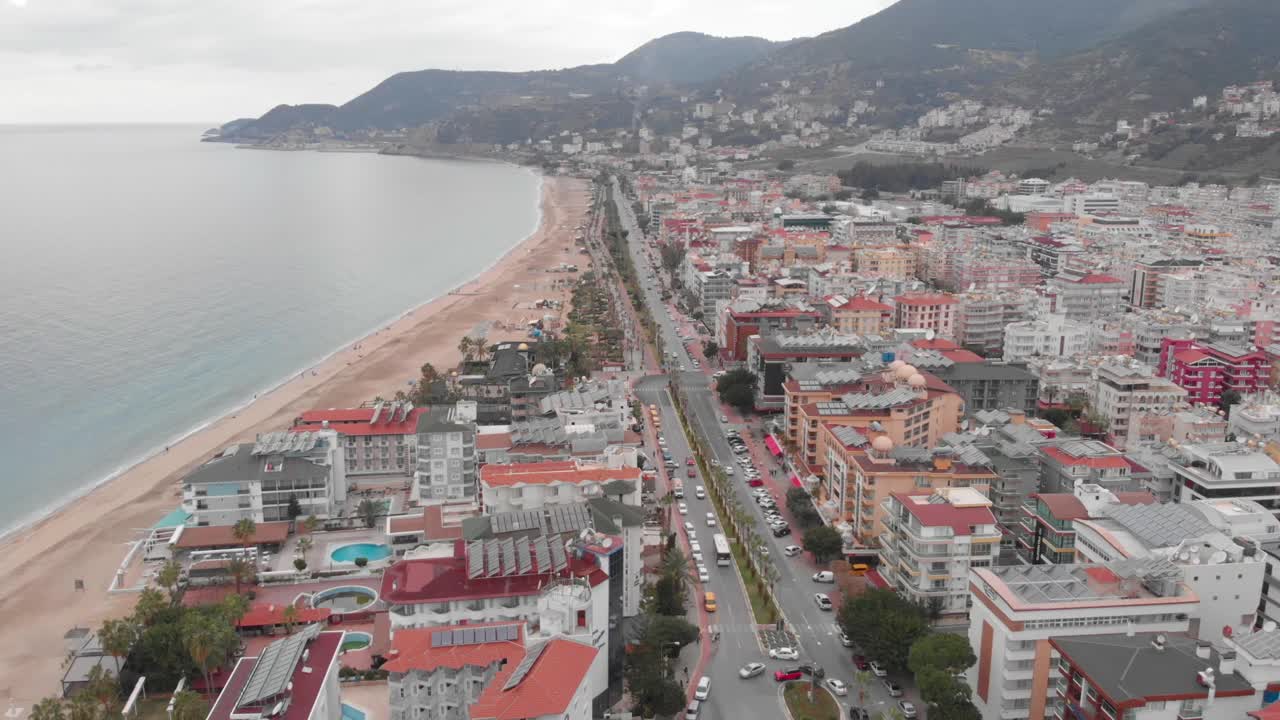 现代度假城市有住宅综合体建筑，酒店和海岸线，无人机鸟瞰。Alanya,土耳其,市中心。无人机飞越海滨旅游区视频素材