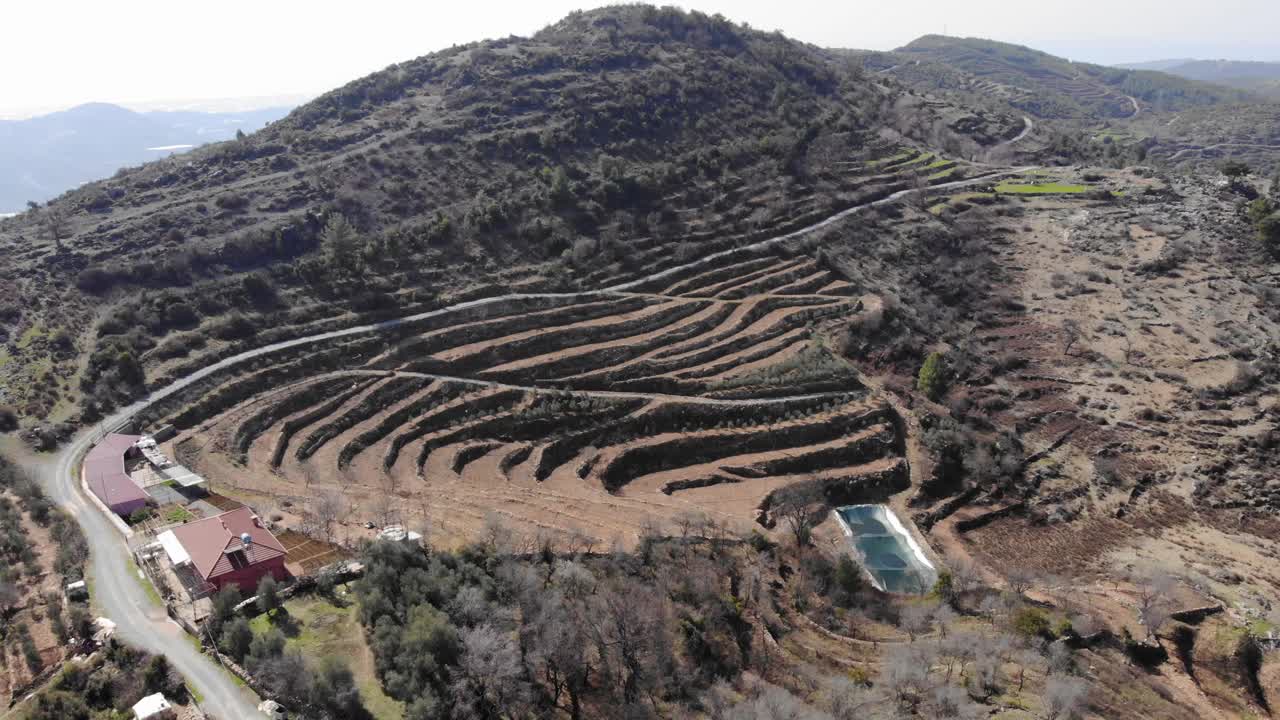 山上的未开垦的种植园，无人机拍摄。土耳其阿兰亚的未加工香蕉种植园。鸟瞰令人惊叹的山景视频素材