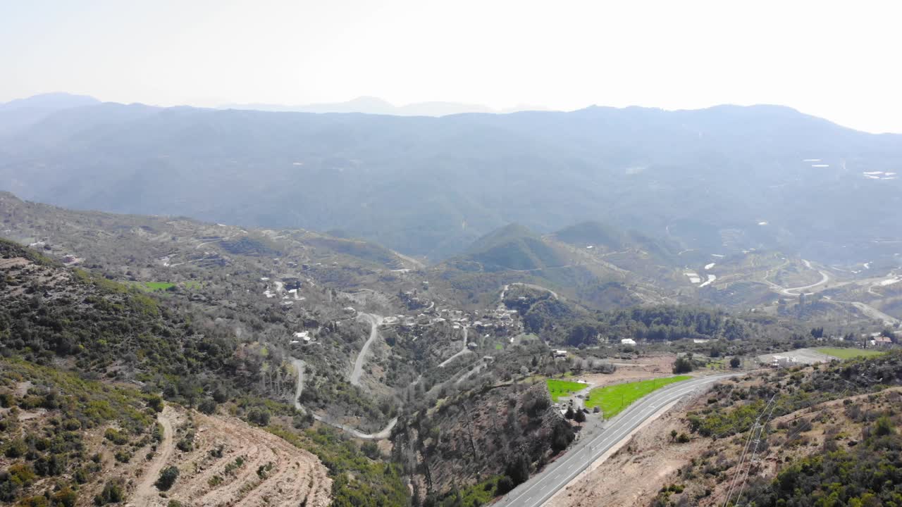 山地景观与单空车高速公路。山口从鸟瞰视频素材