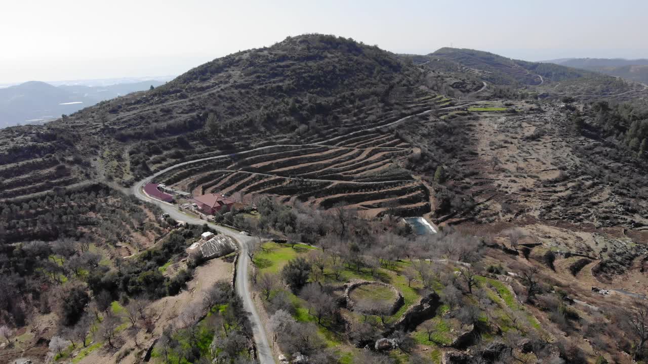 鸟瞰美丽的山景。空汽车高速公路通过未经开垦的种植园通往山区视频素材