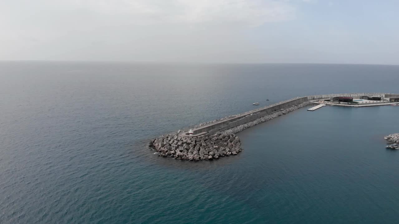 港湾蓝礁湖的灯塔。码头上的历史航海灯塔视频素材