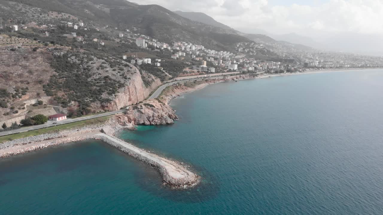 无人机拍摄的海湾和码头在土耳其阿兰亚。美丽的海景，有山脉和海岸线视频素材