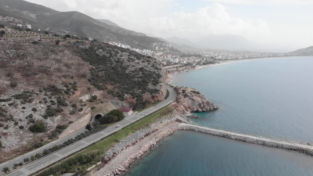 美丽的地中海海湾，以山脉和云彩为背景。土耳其旅游城市阿兰亚的夏季海岸线视频素材