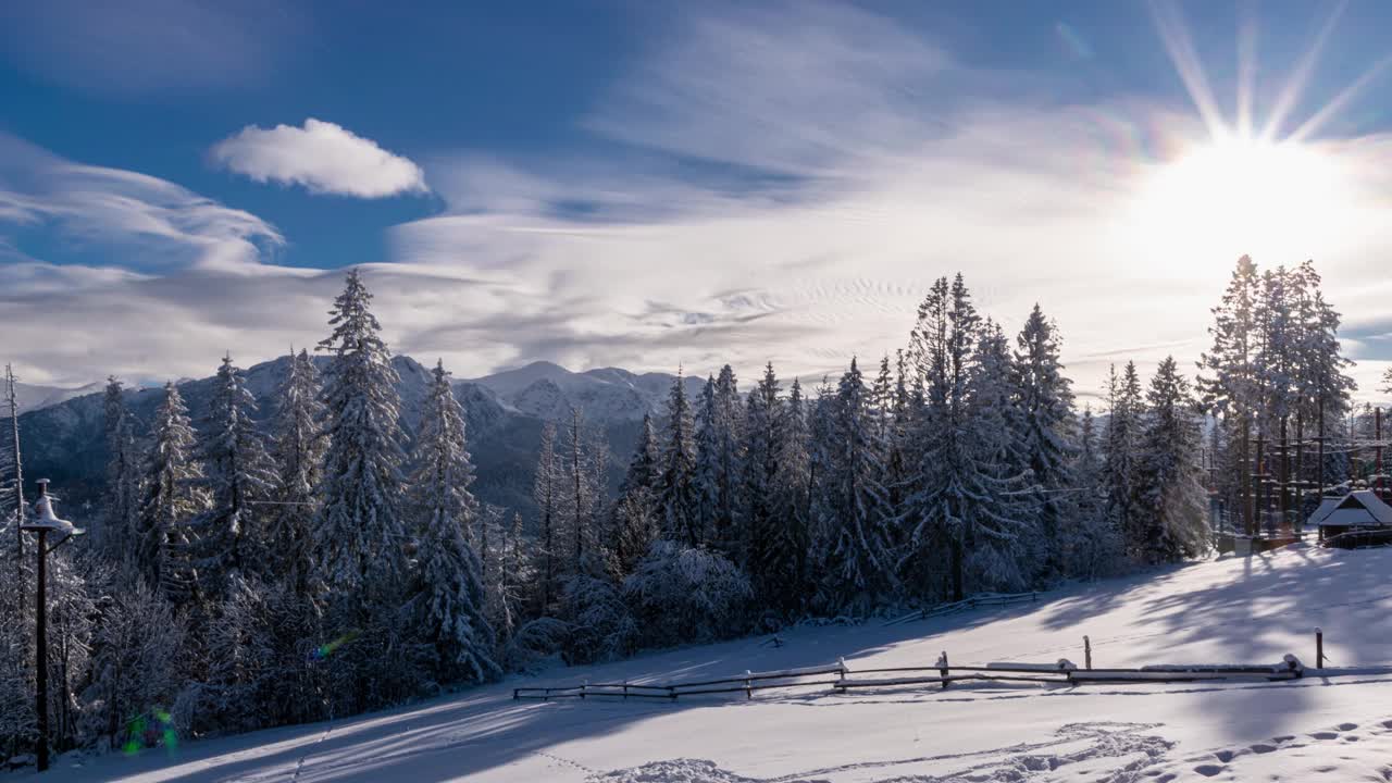 山雪。充满异国情调的冬季全景，雪山冬季森林和云在霜冻的晴天。圣诞场景。新年快乐。视频素材