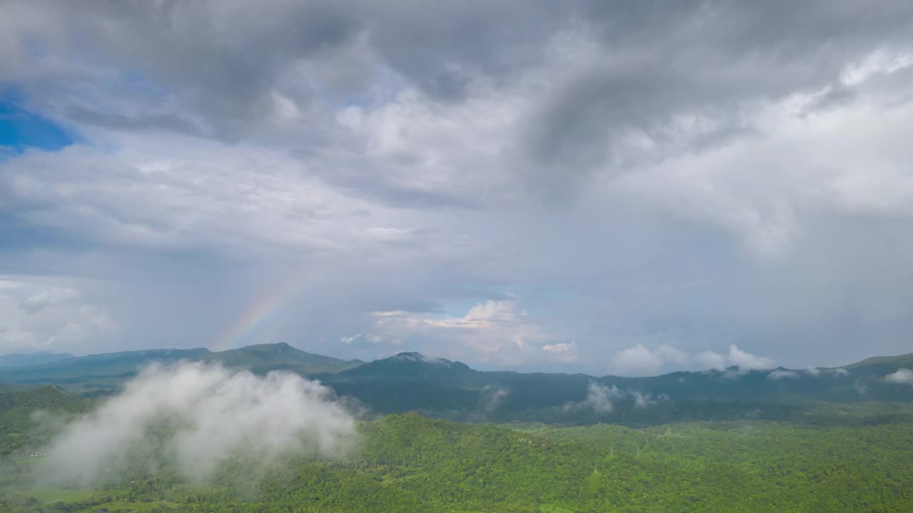 Hyper lapse 4K Amazing Rainbow after the rain over the forest。云时间流逝。山景，彩虹在山和戏剧性的云。视频素材