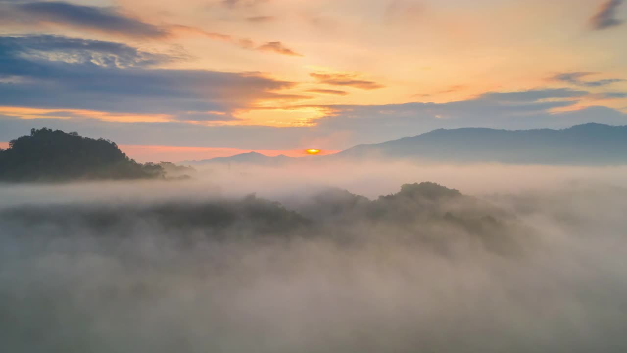 超延时无人机在日出时飞过云层。黄金时间，令人惊叹的阳光，美丽的云景。风景如画的白云在多云、多雾的天气中缓缓移动。视频素材