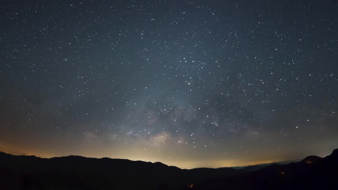 银河系时间流逝泰国南邦，宇宙星系银河系时间流逝，暗银河系，星系视图，恒星线，时间流逝夜空中的星星背景。4 k决议。视频素材