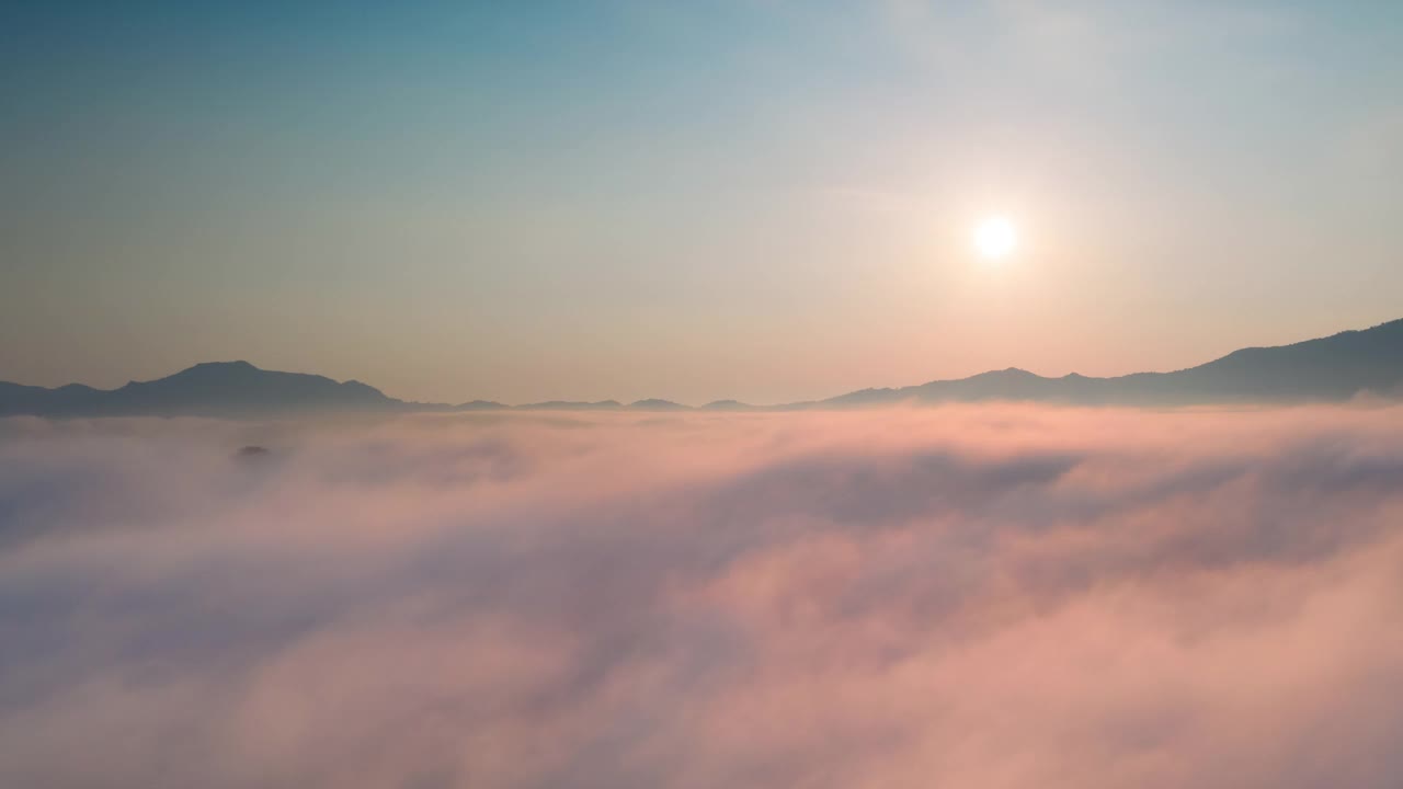 超延时无人机在日出时飞过云层。黄金时间，令人惊叹的阳光，美丽的云景。风景如画的白云在多云、多雾的天气中缓缓移动。视频素材